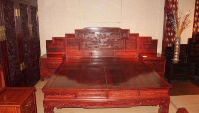 紅木家具有哪些特點(diǎn)，我們?nèi)绾伪ｐB(yǎng)
